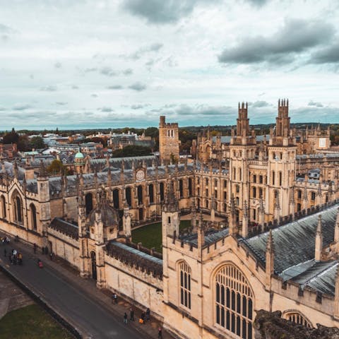 Walk just ten minutes to the historic centre of Oxford