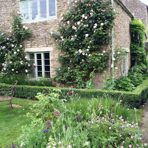 Head out into the garden for alfresco dining among the delicate scent of wildflowers