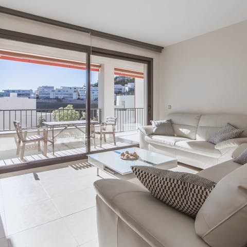 Pad out to the balcony to enjoy sundowners in the fresh air