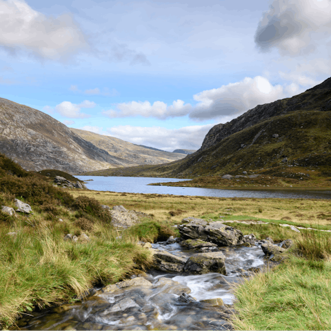 Discover the spectacular landscapes of Snowdonia – you're an hour from Snowdon Mountain by car