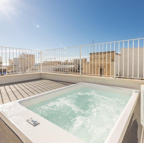 Relax in the Jacuzzi with a glass of Prosecco