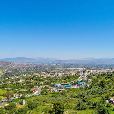 Discover the stunning mountain scenery and rustic town o f Alhaurín El Grande