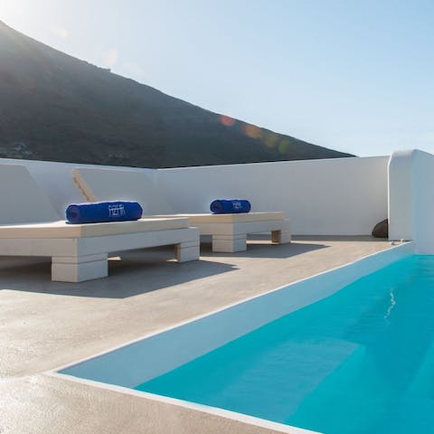 Sunbathe by this idyllic infinity pool, where two seated hydro-massages await