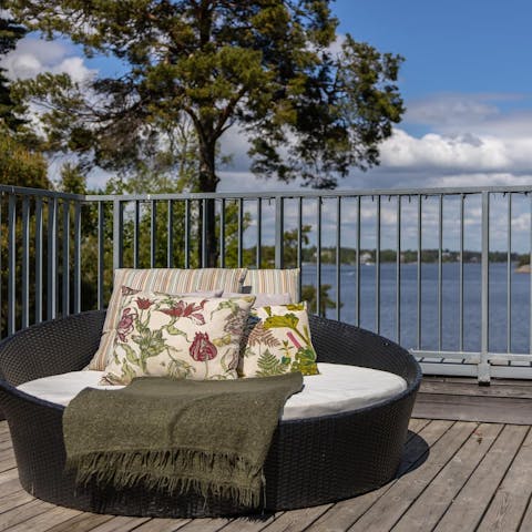 Enjoy a drink of snaps on the roof terrace and take in the vistas across the water