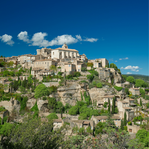 Discover the picturesque hilltop village of Gordes – just over 5 kilometres away