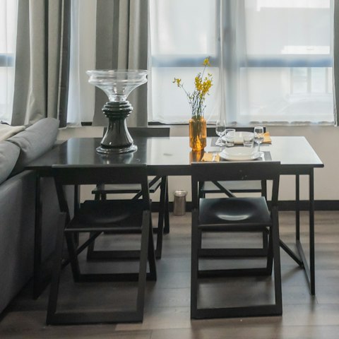 Enjoy local ingredients and draw up the day's plans at the dining table
