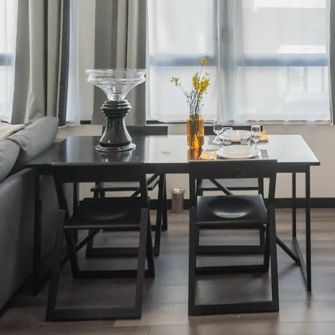 Enjoy local ingredients and draw up the day's plans at the dining table
