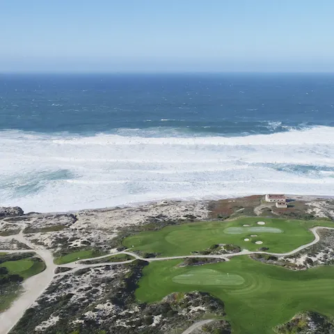 Enjoy an excellent location behind Praia del Rey beach