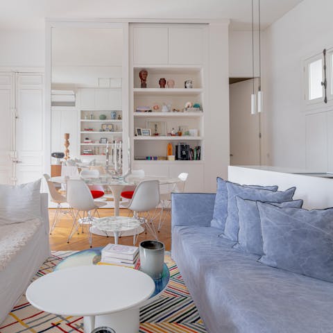 Plan your stay over a coffee in the bright living space