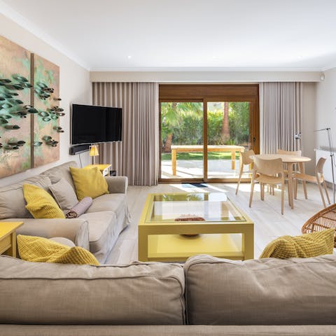 Relax in the open-plan living area with its sunny yellow furnishings