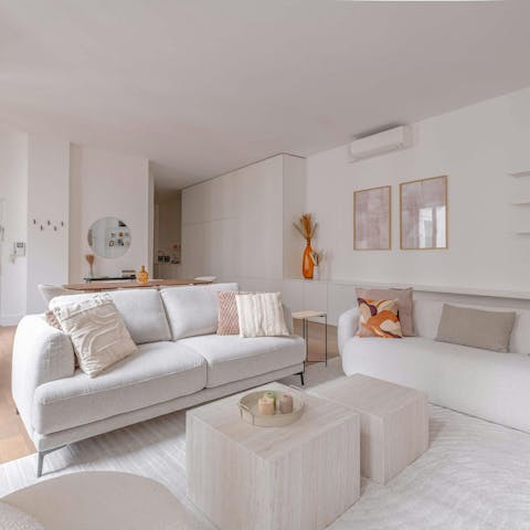 Plan your day in Paris from the comfort of the sofa