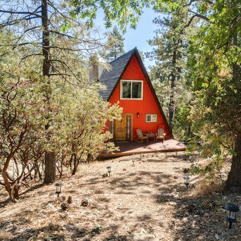 Stay secluded in the pines, five minutes walk from Idyllwild village