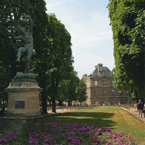 Take a picnic down to nearby Luxembourg Gardens