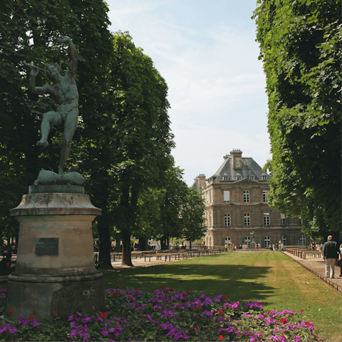 Take a picnic down to nearby Luxembourg Gardens
