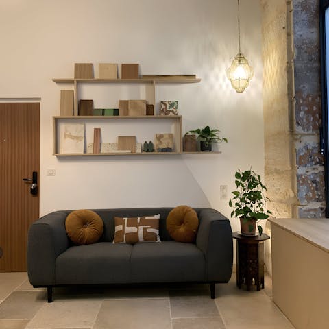 Dine in a local bistro then return here for a glass of wine à deux