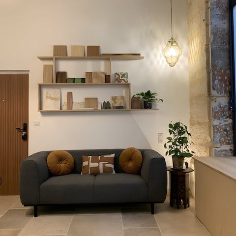 Dine in a local bistro then return here for a glass of wine à deux