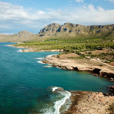 Discover the Majorcan coast, with Cala Deià beach a short drive away