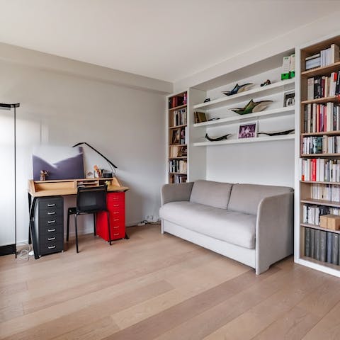 Catch up on work at the desk or relax on the sofa in the reading room