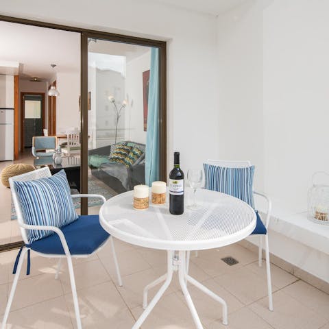 Savour total relaxation with drinks on the balcony
