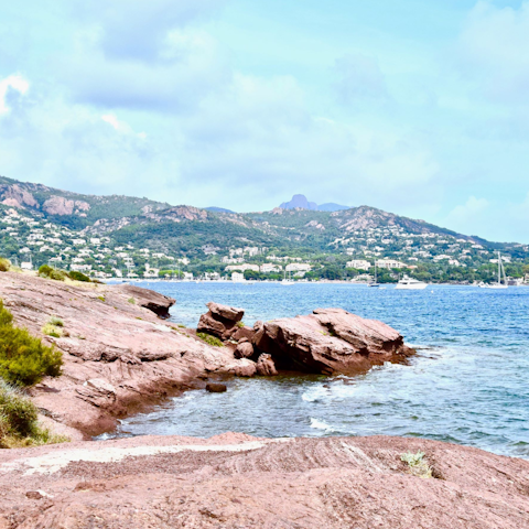 Stay in the heart of Antibes with restaurants and shops on your doorstep