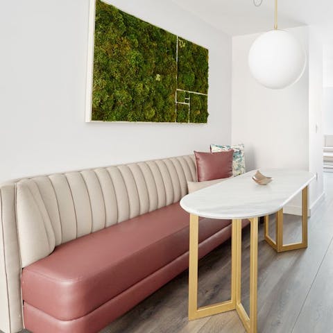 Serve toasted bagels at the banquette