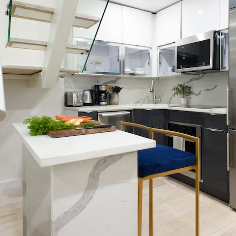Enjoy prepping at the marble-effect breakfast bar