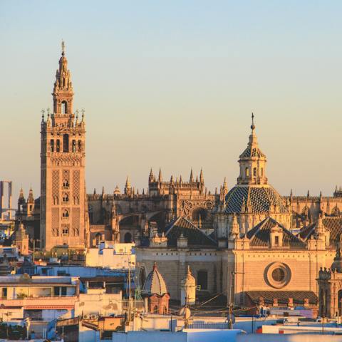 Stay in the historic Santa Cruz, a few metres away from the Cathedral, the Alcázar, and the Giralda