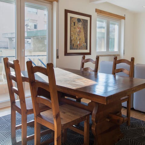 Enjoy delicious family meals at the dining table, followed by a glass of Vinho Verde