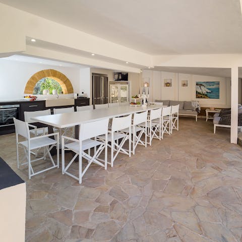 Dine in the loggia – that way you don't have to leave the gorgeous outdoors