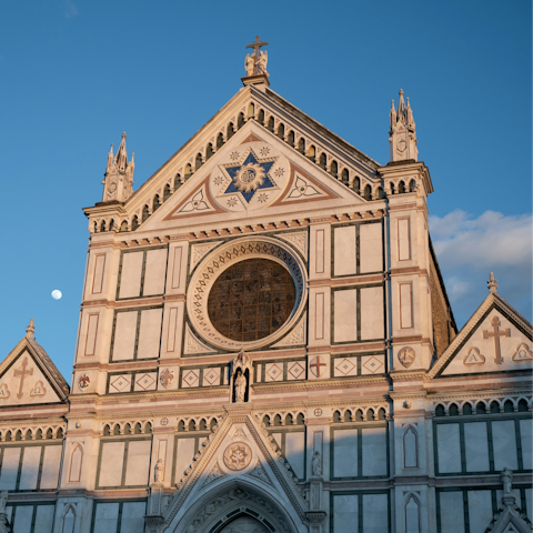 Take a scenic ten-minute stroll to the Basilica di Santa Croce