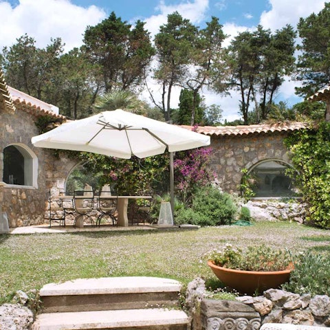 Enjoy lunch alfresco in your own courtyard garden