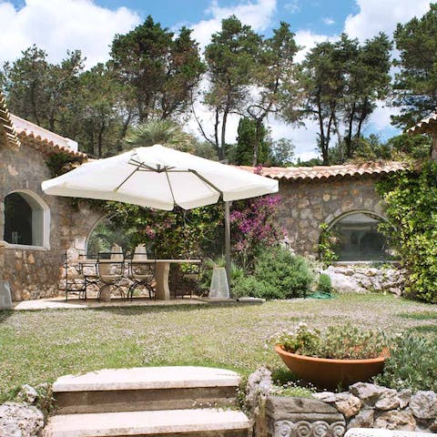 Enjoy lunch alfresco in your own courtyard garden