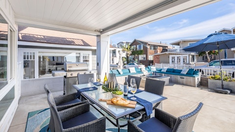 Share breakfast and barbecues on the sunny patio