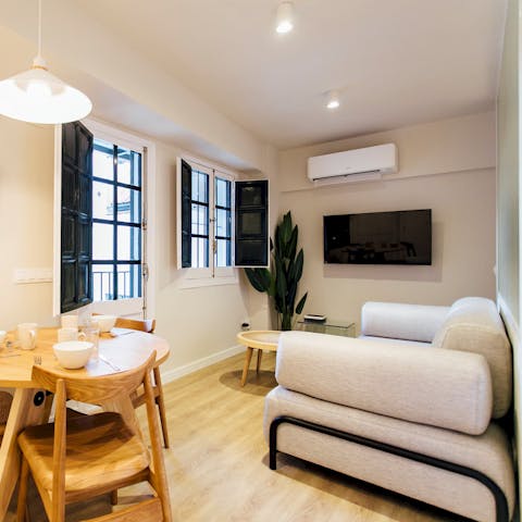 Feel the sun on your face through the shutters, as you relax watching the flat screen TV