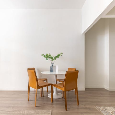 Catch up on emails or tuck into pan con tomate at the table