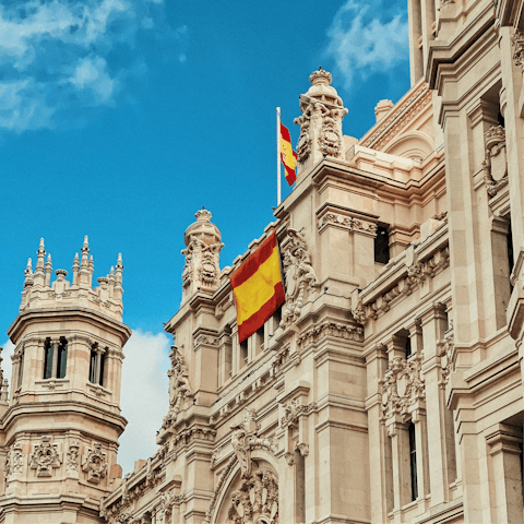 Take a twelve-minute stroll to the heart of the vibrant Jerónimos district