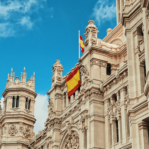 Take a twelve-minute stroll to the heart of the vibrant Jerónimos district