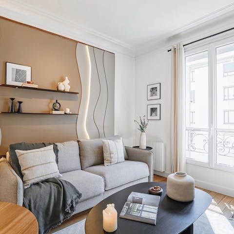 Unwind after sightseeing in the comfortable living space
