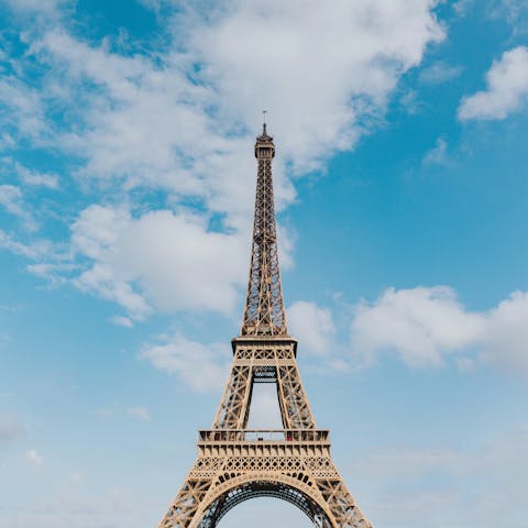 Stay within walking distance of the Eiffel Tower – twenty-five minutes away on foot