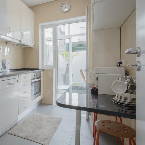 Sip a morning cup of coffee up at this cosy breakfast bar as the sun streams through the patio doors