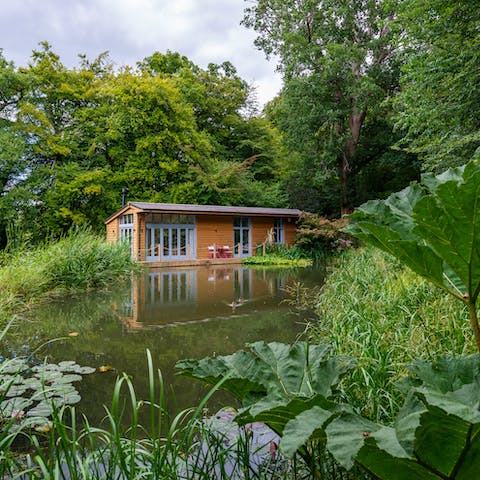 Set on a small lake by the River Avon