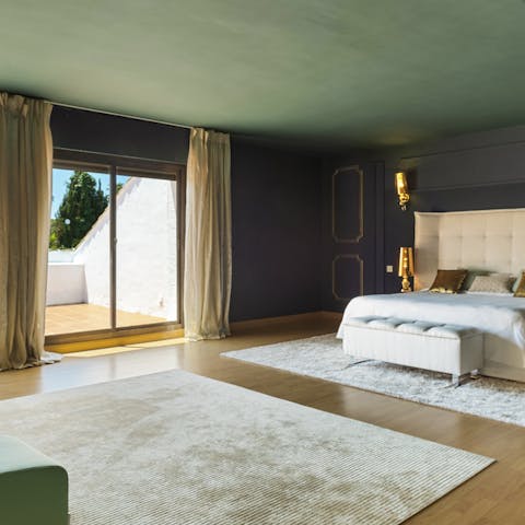 Step straight from the bedroom onto the sun-drenched balcony