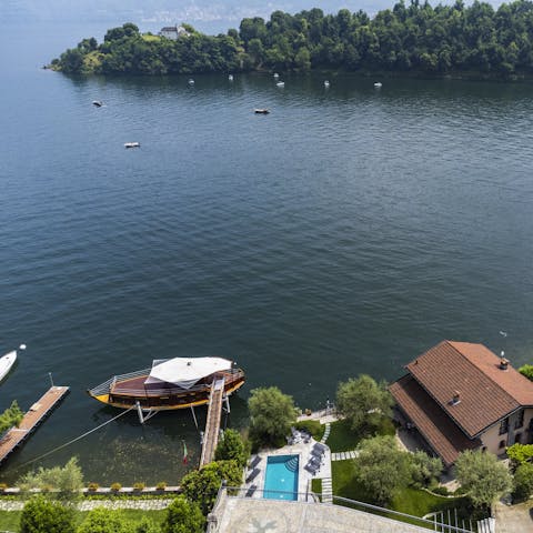 Stay right on the shores of Lake Como