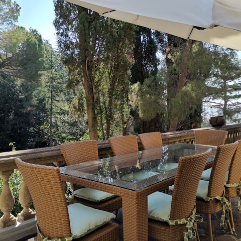 Rustle up some authentic Italian fare in the kitchen and dine alfresco