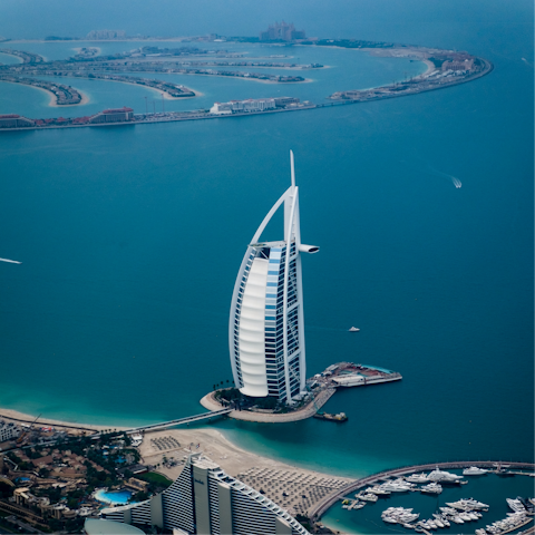 Visit the Palm Jumeirah, a must-see in Dubai