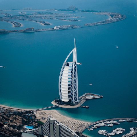 Visit the Palm Jumeirah, a must-see in Dubai