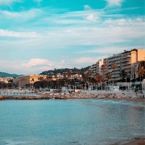 Stroll to the seafront in just minutes