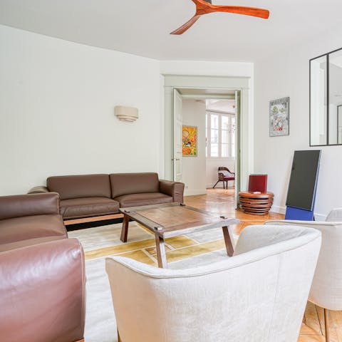 Crash out with freshly brewed coffees and a good book in the light-filled lounge