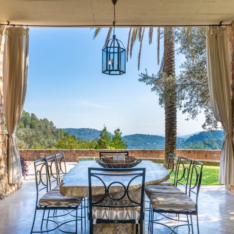 Sit down to an elegant alfresco barbecue while feasting on mountain views