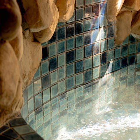 Feel totally relaxed in the hand-carved sauna and hot tub
